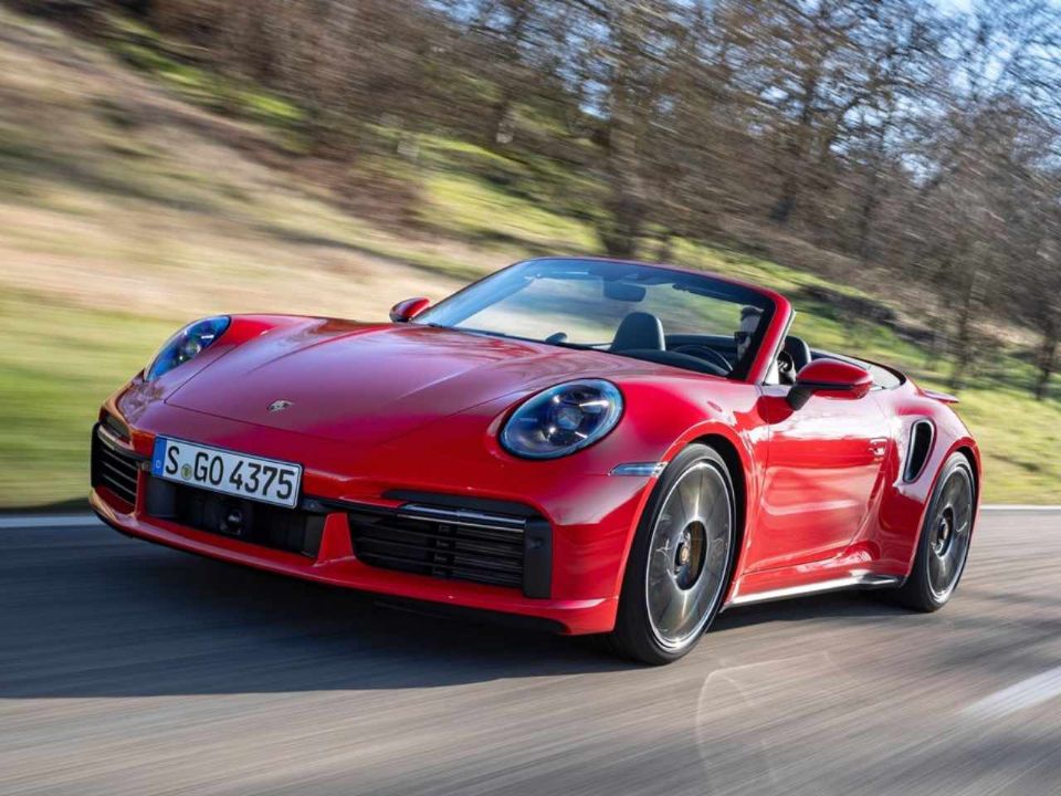 Porsche 911 Turbo S Cabriolet pode acelerar de 0 a 100 km/h em 2,9 segundos e atingir 310 km/h